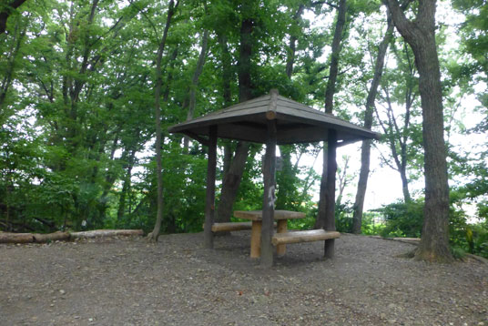 公園内の休憩小屋